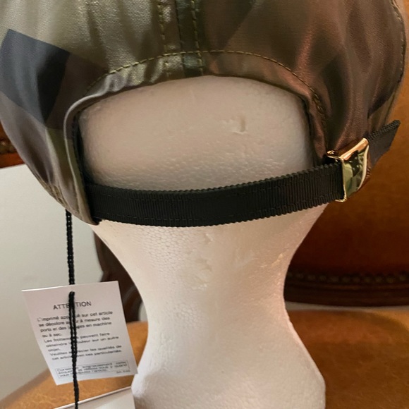 Sold…Sacai x Kaws hat - Picture 5 of 7